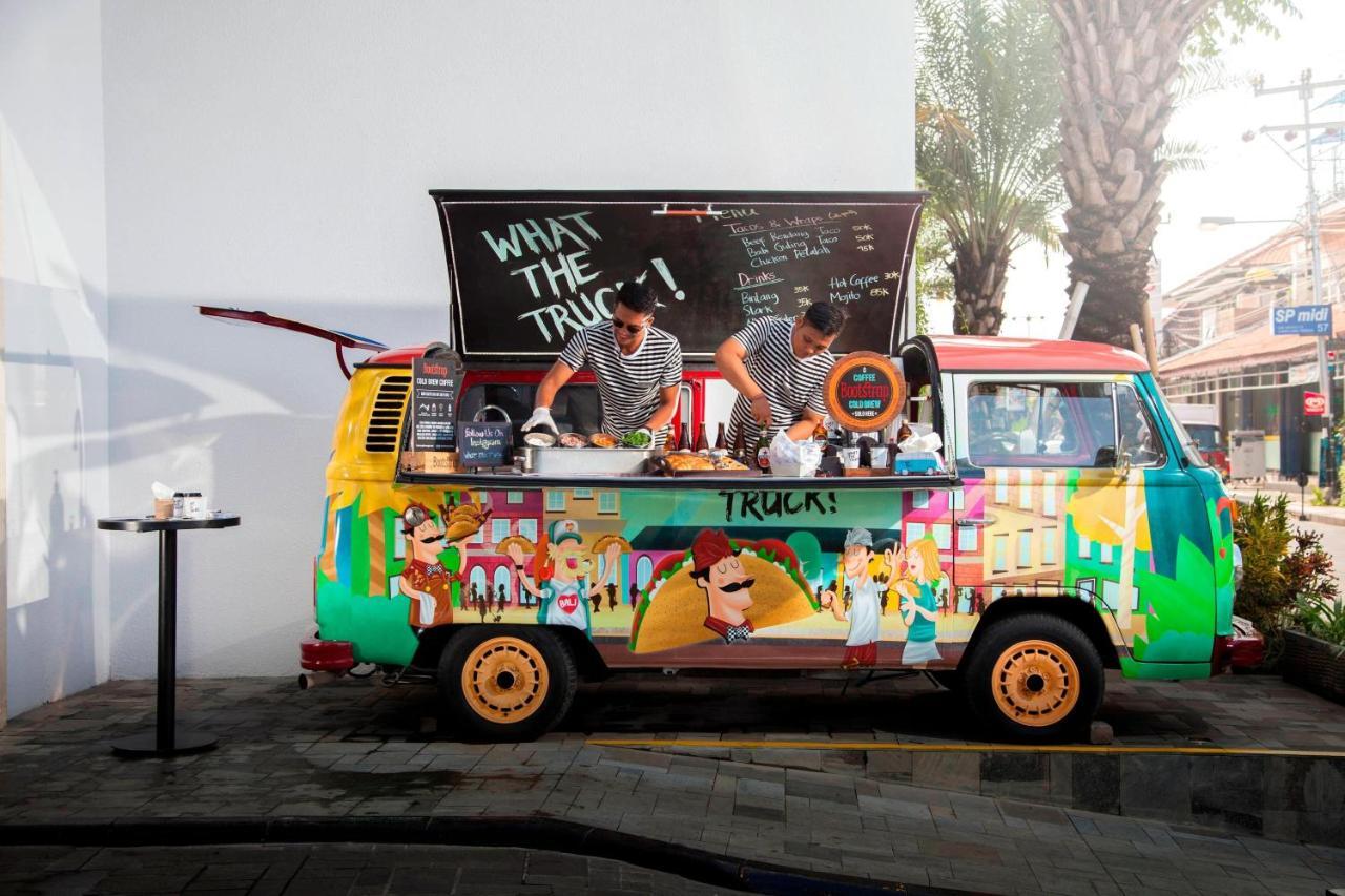 Courtyard By Marriott Bali Seminyak Resort Kültér fotó A food truck in Bangkok, Thailand