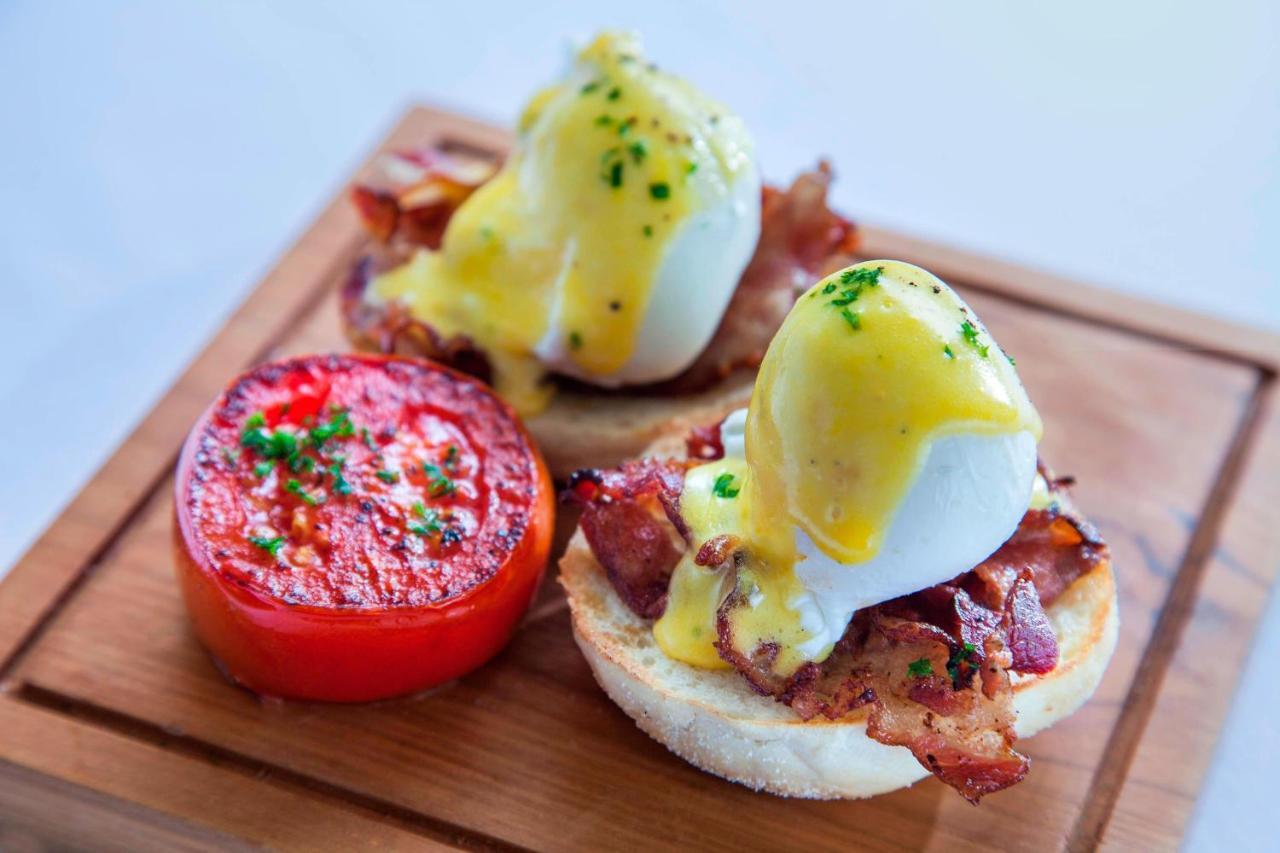 Courtyard By Marriott Bali Seminyak Resort Kültér fotó Eggs Benedict