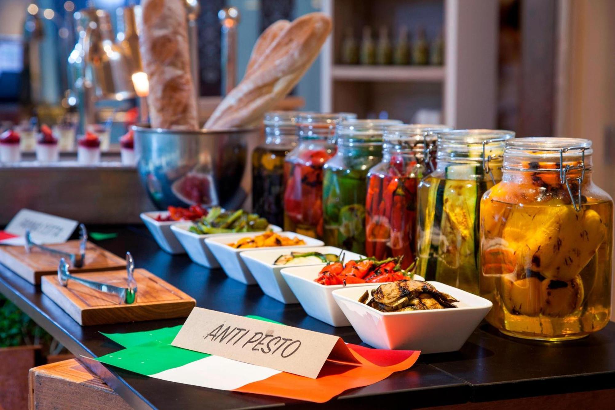 Courtyard By Marriott Bali Seminyak Resort Kültér fotó Antipasto