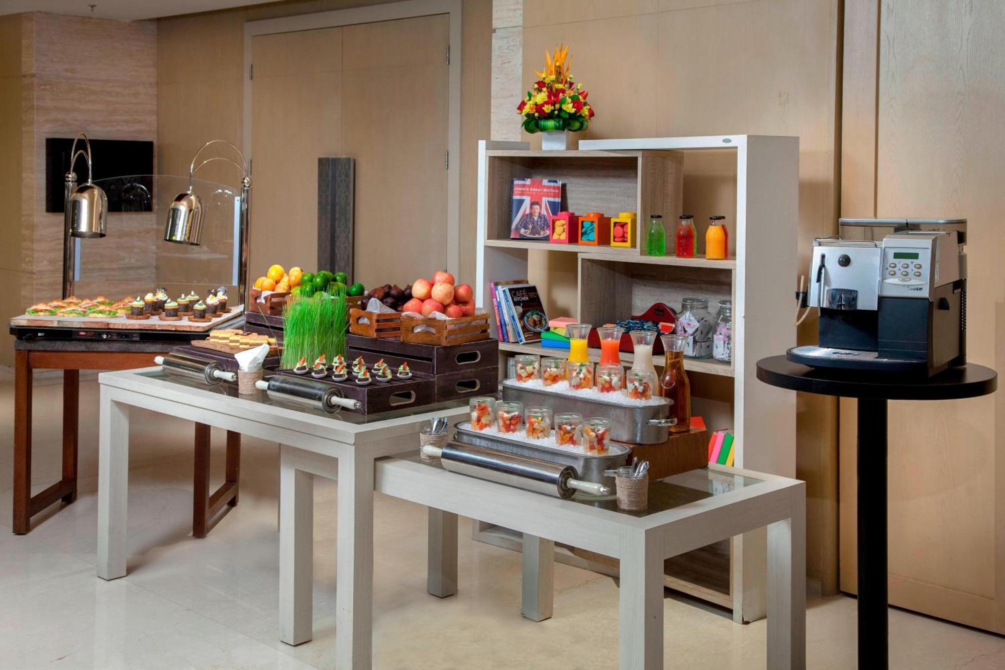 Courtyard By Marriott Bali Seminyak Resort Kültér fotó A coffee break