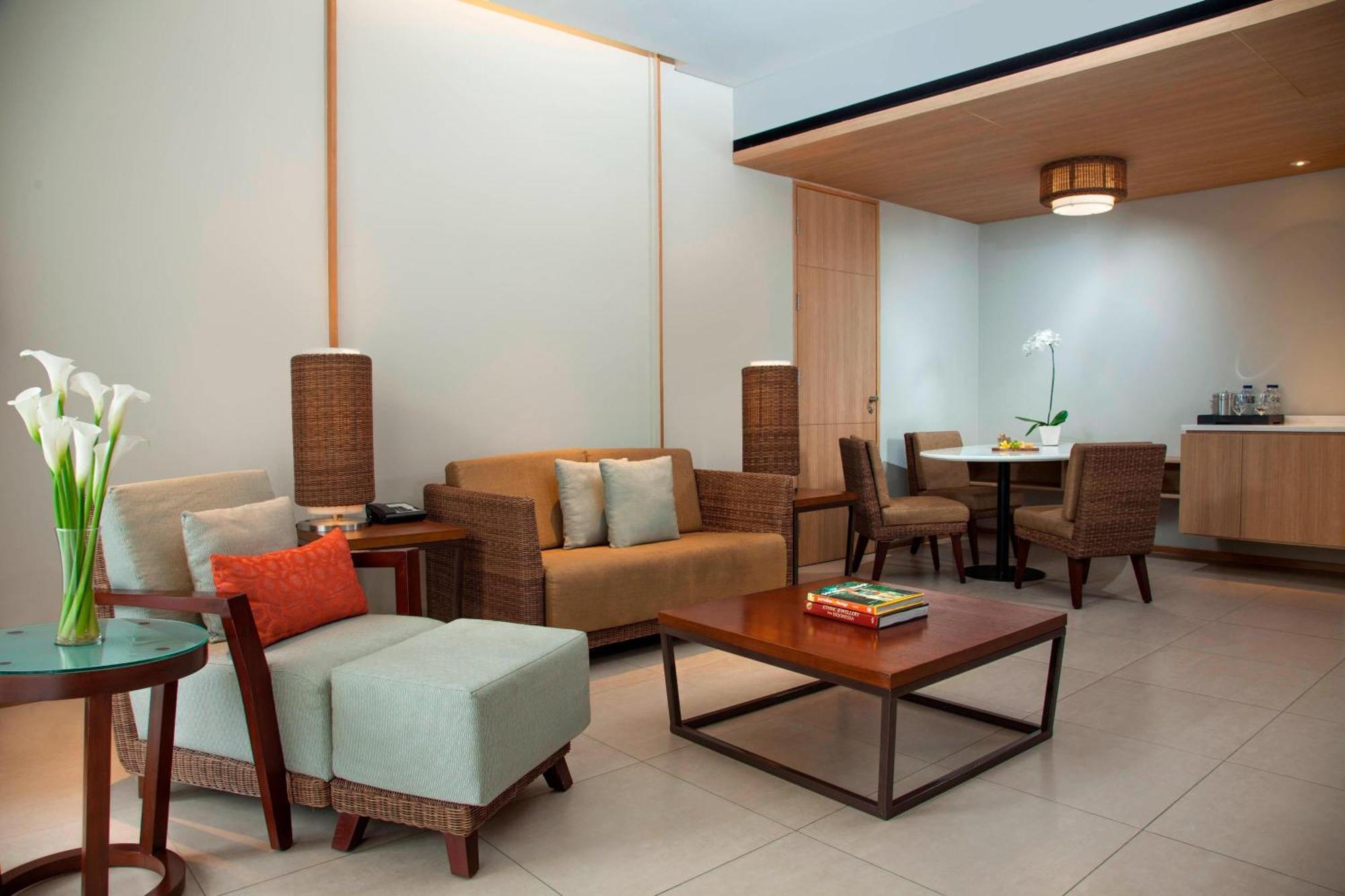 Courtyard By Marriott Bali Seminyak Resort Kültér fotó A living room at the hotel
