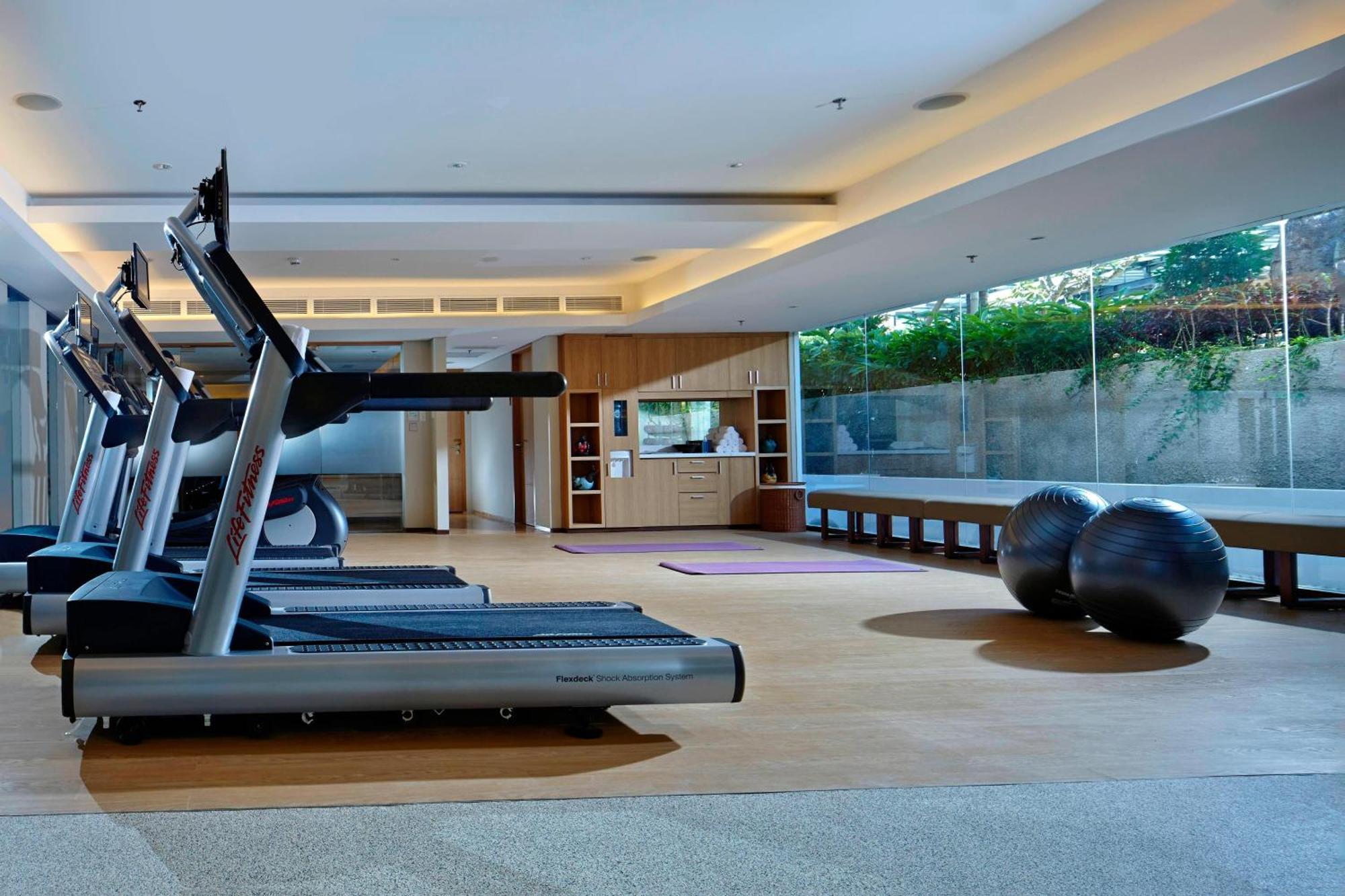 Courtyard By Marriott Bali Seminyak Resort Kültér fotó The gym at the hotel