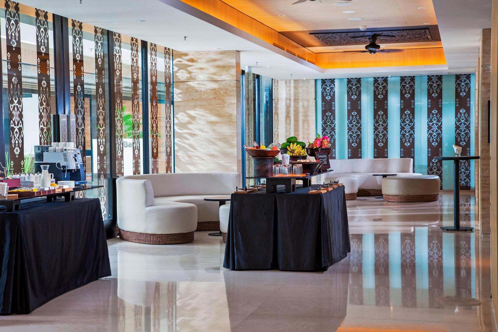 Courtyard By Marriott Bali Seminyak Resort Kültér fotó The lobby of the hotel