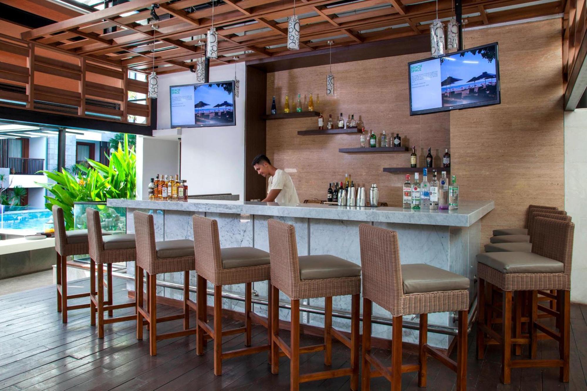 Courtyard By Marriott Bali Seminyak Resort Kültér fotó The bar at the pool