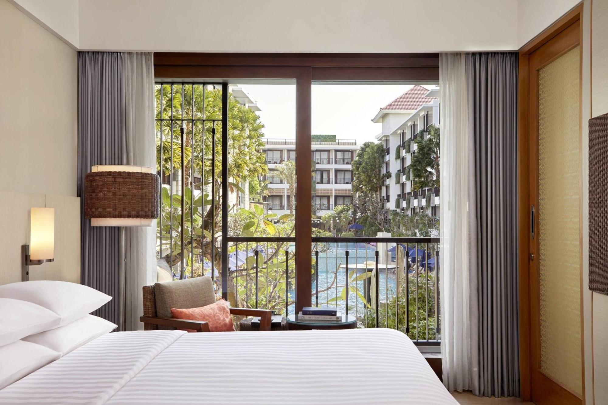 Courtyard By Marriott Bali Seminyak Resort Kültér fotó Deluxe Pool View