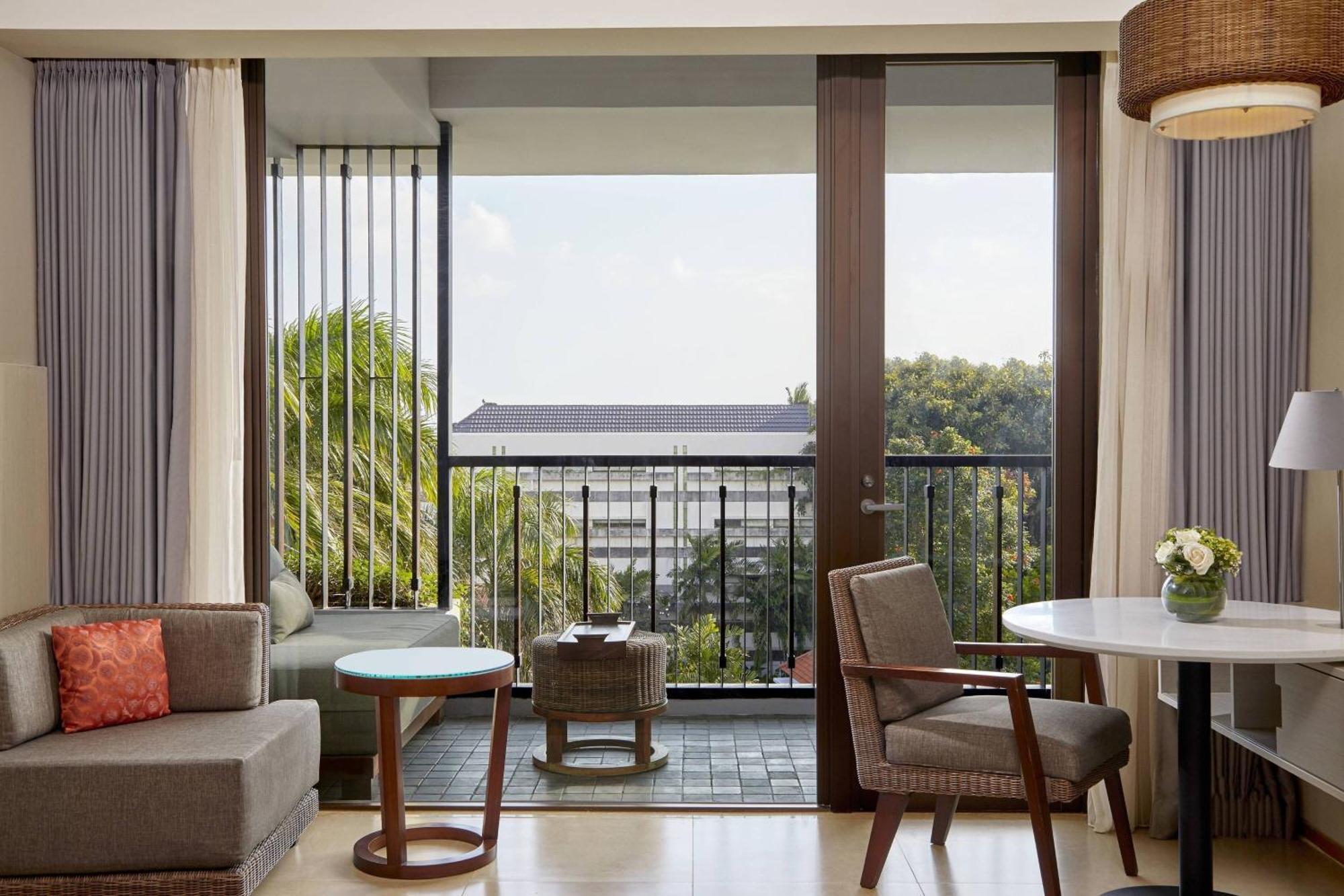 Courtyard By Marriott Bali Seminyak Resort Kültér fotó A suite at the hotel