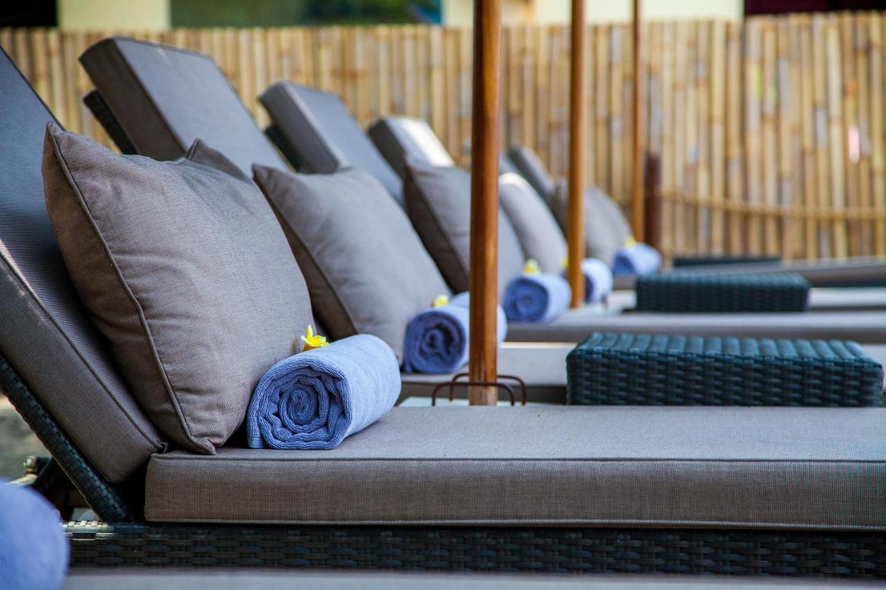 Courtyard By Marriott Bali Seminyak Resort Kültér fotó A row of chaise lounges